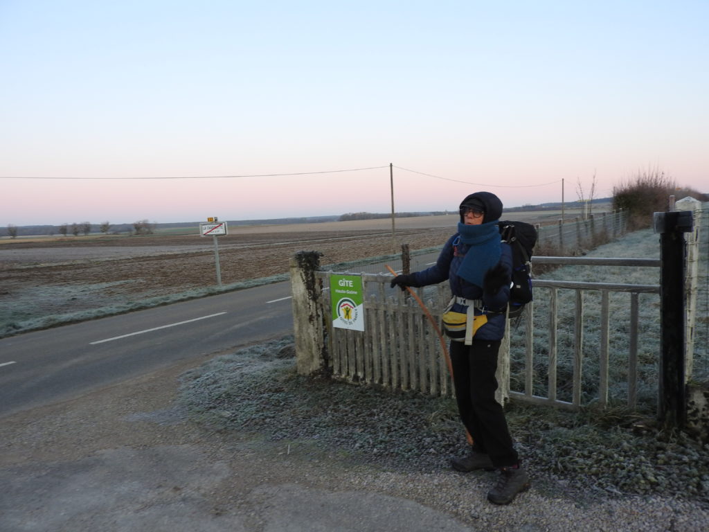 A Gy au gite de la charmotte dans la froidure hivernale pélerin sur le départ