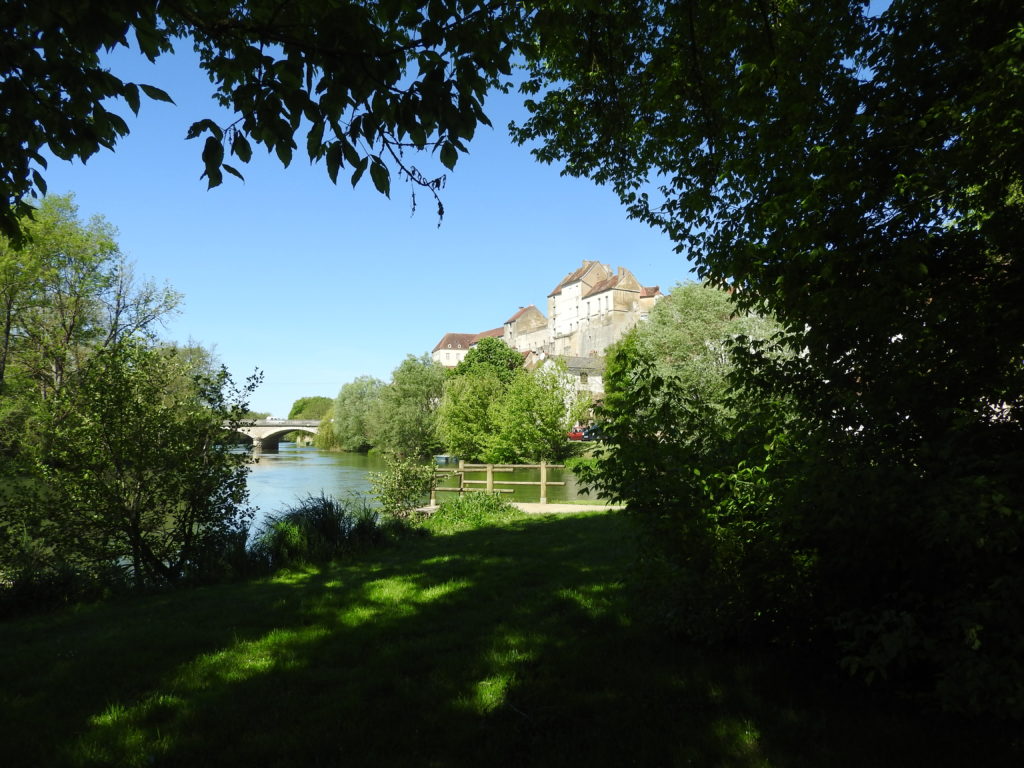 Pesmes-dans-la-verdure