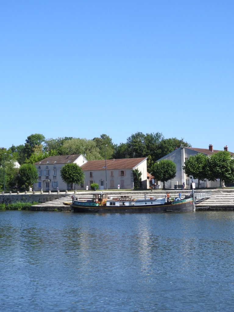 Ancienne péniche de commerce aménagée