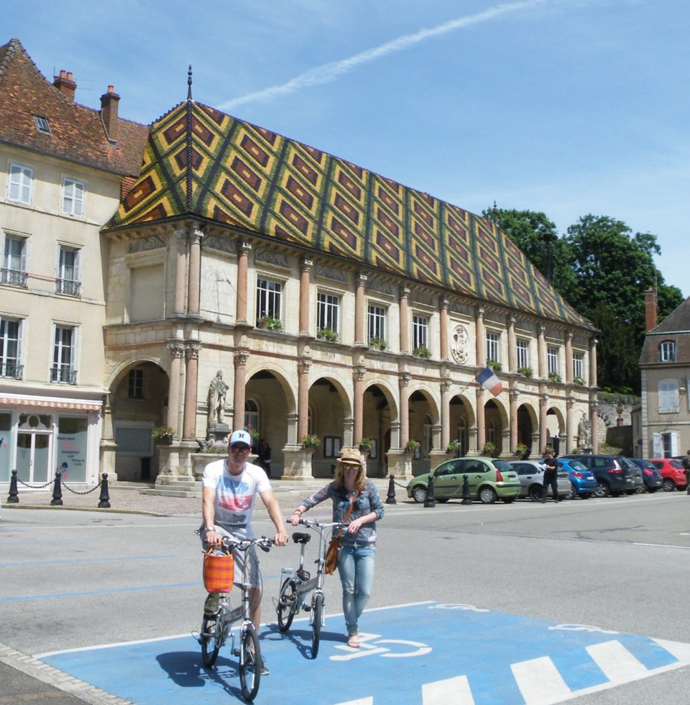 touristes-Hôtel-de-Ville-@OT-Val-de-Gray