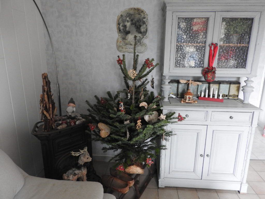 Déco dans la tradition au gite de la charmotte, tons naturels vert et rouges en souvenir de l'enfance !