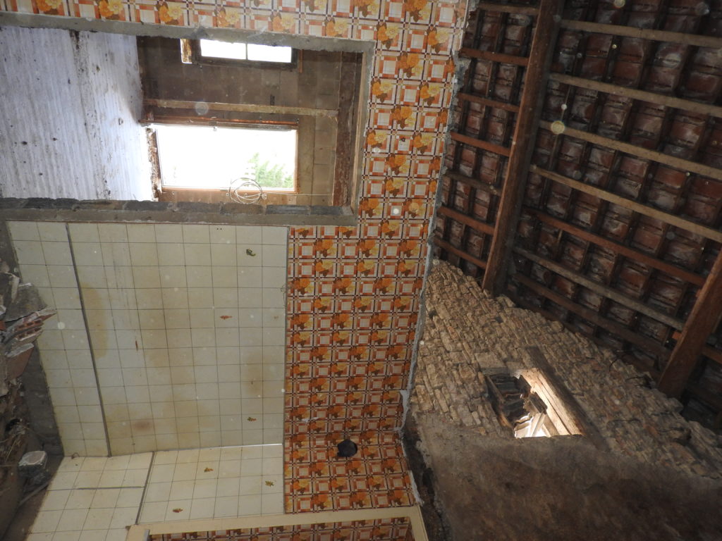 l'intérieur du logement et la toiture