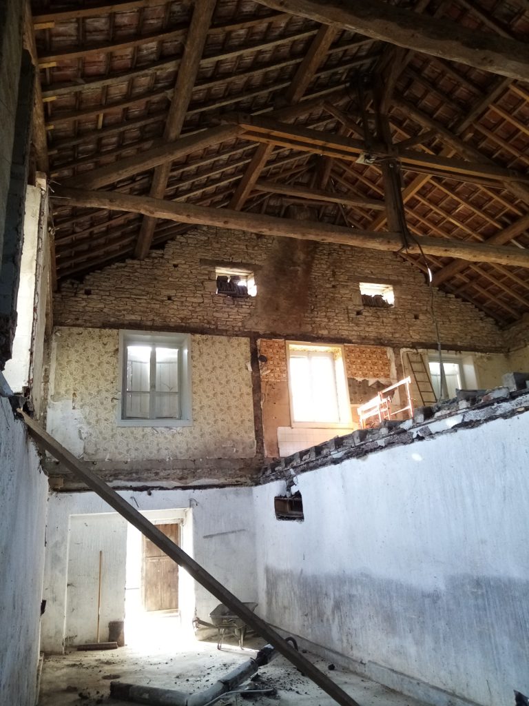 Vue de l'intérieur depuis une cave sur la laiterie