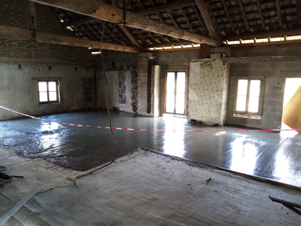 Dalle coulée découverte d'un grand espace de 110 m2