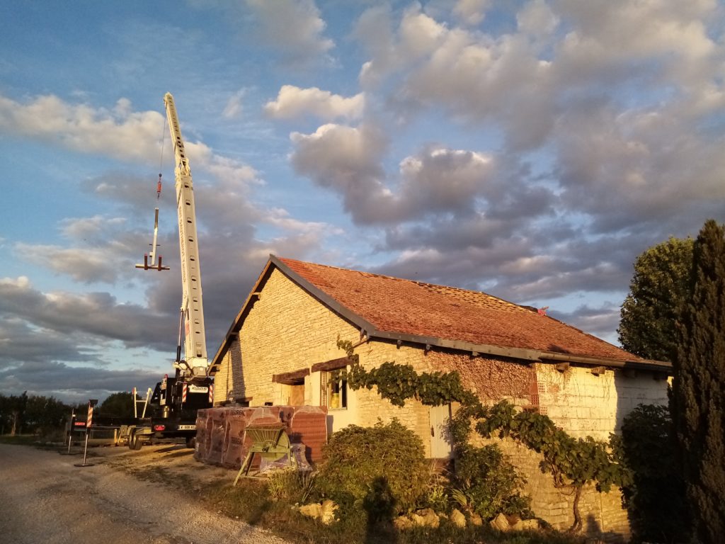 travaux au soleil couchant du toit