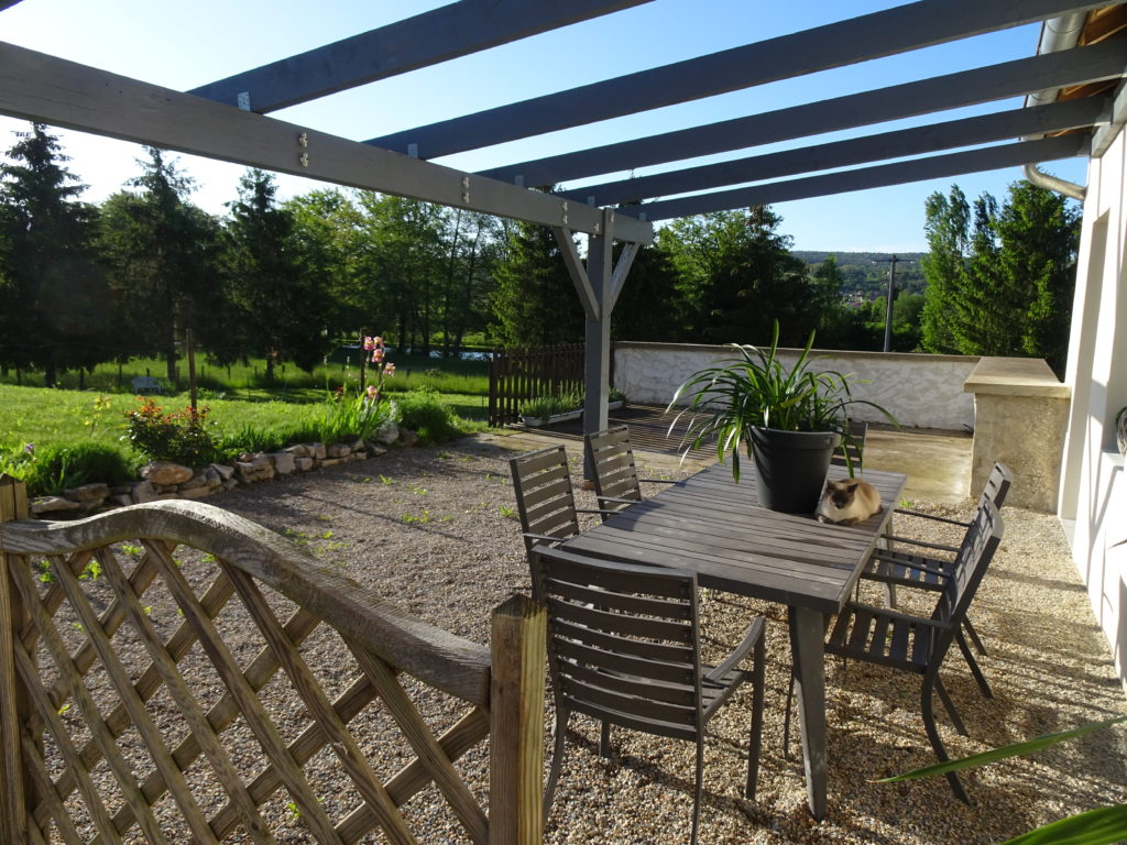 pergola qui surplombe la terrasse et l'étang