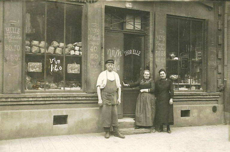 Mon arrière grand-père paternel dans son épicerie à Montreuil