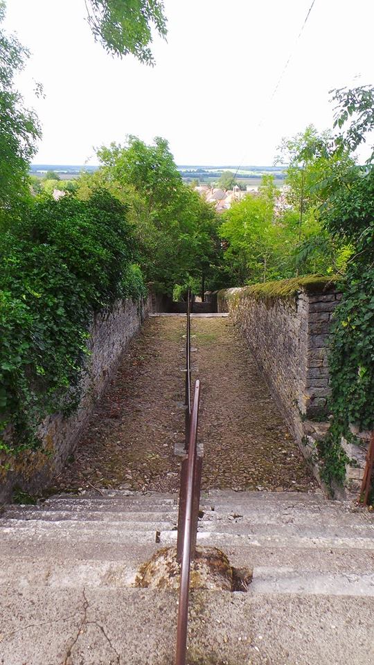 Les escaliers du château permettant de se rendre dans le village