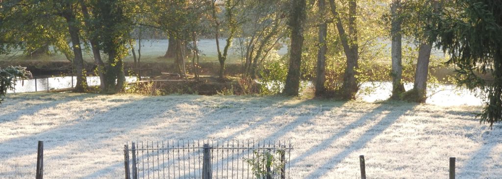 l'étang pris dans le givre panoramique
