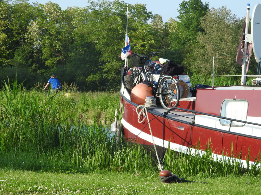 Cycliste et péniche sur le halage