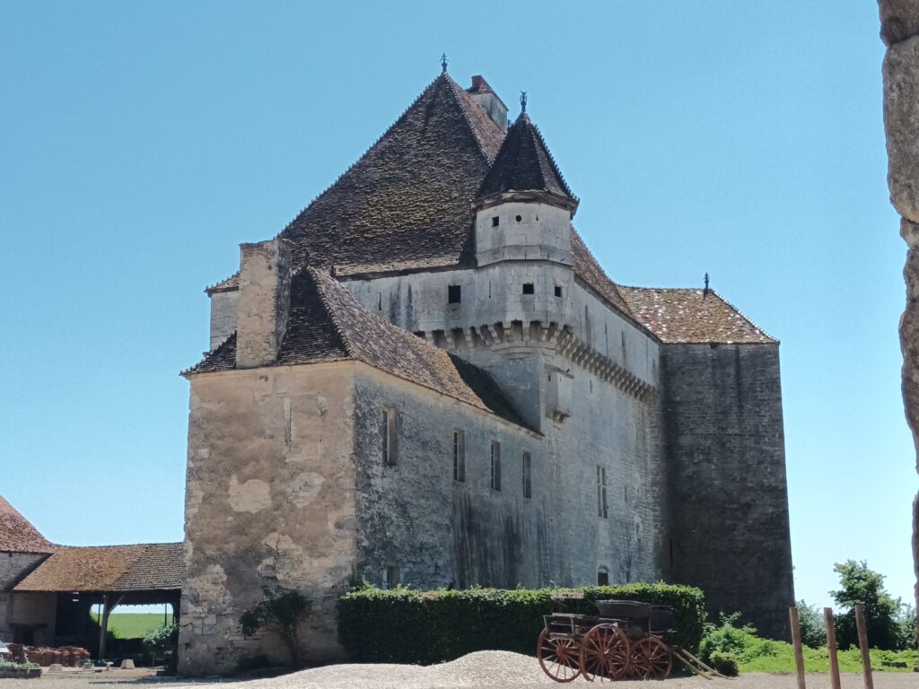 le château de Rosières, Imposant château-fort avec donjon