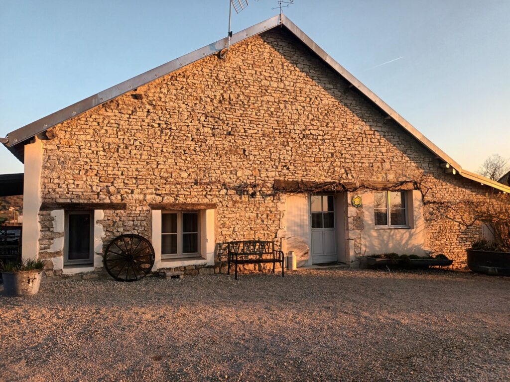 la laiterie au soleil couchant face au bois