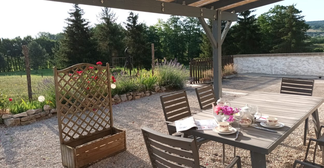 Terrasse avec vue sur l'étang