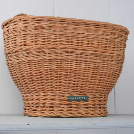 charmotte : panier pour ramasser les cerises Une charmotte... un panier